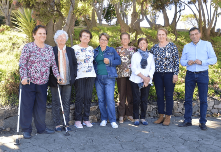 Algunas de las homenajeadas, con el alcalde Francisco Atta (Foto TA)